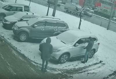 Минутное дело: в сети появилась видеозапись угона иномарки в Петербурге
