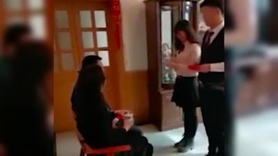 В Китае полицейский женился за минуту и сразу вышел на работу