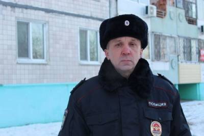 В Комсомольске полицейский спас из пожара двух детей, бабушку и собаку