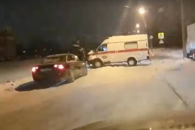 В Омске произошла авария с участием джипа и скорой помощи