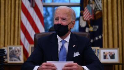 Президент США Джо Байден подписал больше десятка президентских указов
