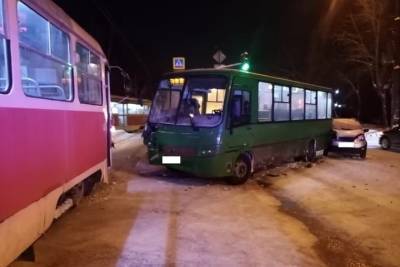 В Екатеринбурге автобус ПАЗ столкнулся с трамваем № 1