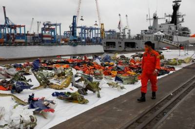В Индонезии не смогли возобновить поиски разбившегося Boeing из-за непогоды