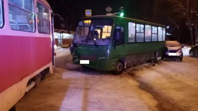 ДТП в Екатеринбурге: столкнулись автобус и трамвай, а пострадала водитель легковушки (ФОТО)