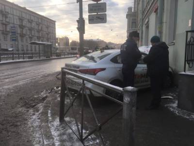Машина сбила пешехода на Лиговском из-за столкновения с другим авто