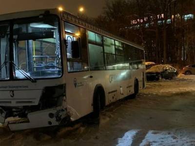 В Уфе водитель автобуса из-за плохого самочувствия устроил аварию с шестью машинами