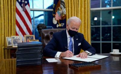 Байден подписал первые указы в должности президента США, отменив решения Трампа