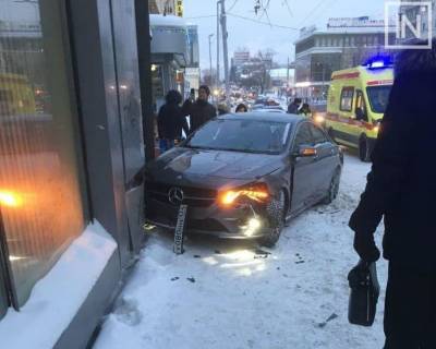 В Екатеринбурге автомобиль врезался в остановку. Один пешеход пострадал