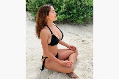 54-летняя Сальма Хайек поделилась пляжными фото в бикини и взволновала фанатов