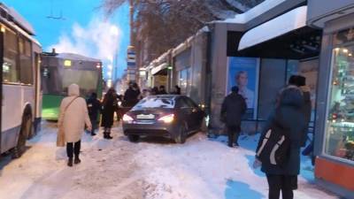 Автомобиль протаранил остановку в Екатеринбурге