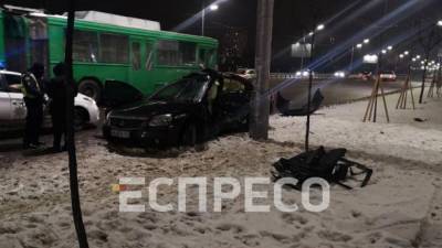 В Киеве произошло ДТП с пострадавшим с участием трех автомобилей, водителя госпитализировали