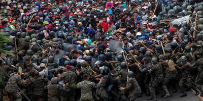 В Гватемале силовики применили силу для разгона каравана мигрантов