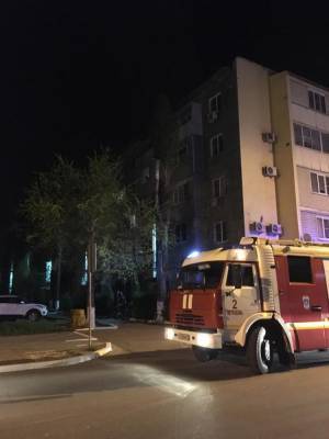 В Астрахани неизвестный устроил пожар в подъезде многоэтажки
