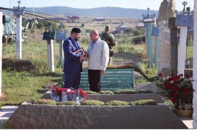 Кадыров исполнил клятву на могиле отца и не боится умереть