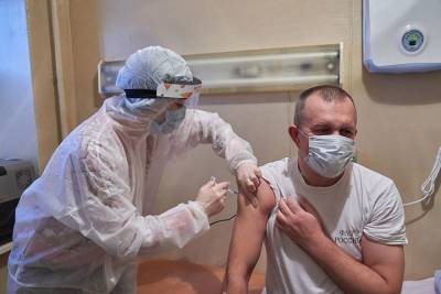 Новосибирский инфекционист: переболевшим COVID-19 вакцинация не рекомендуется