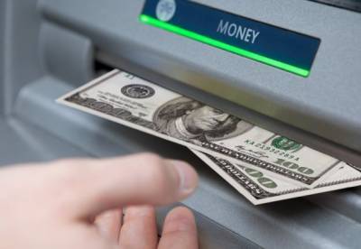 Украинцам разрешили обменивать наличные доллары через банкоматы и терминалы