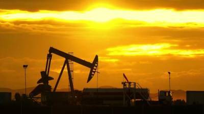 Цена нефти Brent опустилась ниже $56 за баррель - delovoe.tv - США - Лондон - Канада