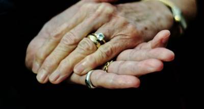 Прожившие в браке 70 лет супруги умерли с разницей в пару минут