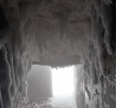 В Чебаркуле возбудили уголовное дело из-за общежития, которое превратилось в ледяную пещеру