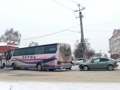 На перекрёстке в центре Кунгура попали в ДТП автобус и легковой автомобиль