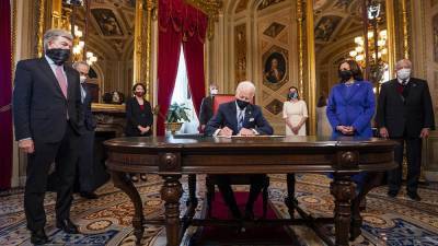 Джо Байден подписал первые президентские указы в пику Дональду Трампу