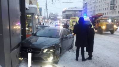 В Екатеринбурге автомобиль врезался в остановку