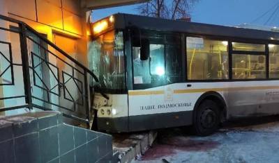 Десять человек пострадали при аварии с автобусом в Подмосковье
