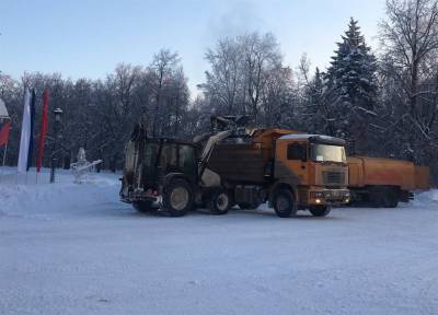 Сегодня в Ульяновске от снега очищают остановки общественного транспорта