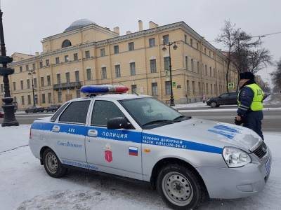 Сотрудников ГИБДД задержали за вымогательство взятки в Петербурге