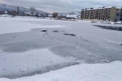 Несколько человек провалились под лёд на озере в Горячем Ключе