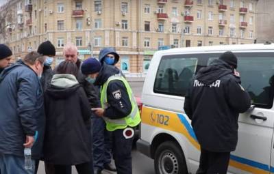 Прямо по лицу: в Харькове иностранец избил копа из-за замечания за отсутствие маски