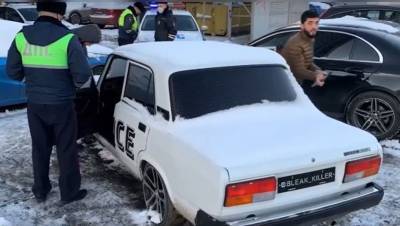Полицейские задержали блогера, катавшегося на капоте "ВАЗа" в центре Петербурга