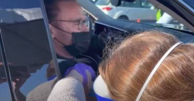 73-летний Арнольд Шварценеггер привился от коронавируса, не выходя из машины (видео)