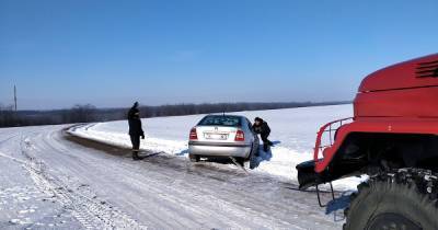 В мороз застряли с ребенком в поле: под Николаевом автомобиль слетел с трассы на заснеженную обочину (фото)