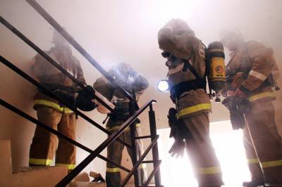 Пожарные спасли 14 человек из горящего общежития в Москве