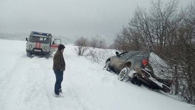 В Крыму водитель всю ночь просидел в занесенном снегом автомобиле
