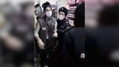 Полицейские задержали продавщицу из-за соскочившей маски