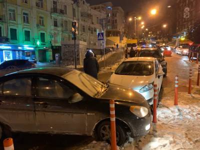 В Киеве из-за прорыва трубы столкнулось пять легковушек и военный ЗИЛ