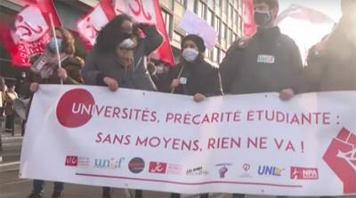 Французские студенты вышли на демонстрации, требуя вернуть очное обучение
