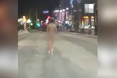 «Помрет ведь»: в Екатеринбурге девушки спасли мужчину, бегавшего голым в мороз