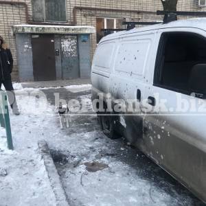 В Бердянске пытались взорвать микроавтобус. Фото. Видео