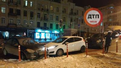 Из-за прорванной трубы: в центре Киева произошла масштабная авария с 6 машинами – фото