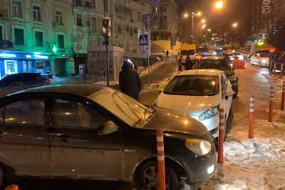 Прорыв трубы в центре Киева превратил дорогу в каток и спровоцировал массовое ДТП: фото