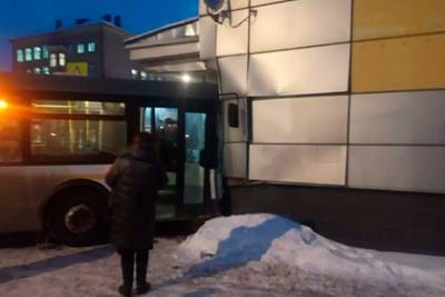 В российском городе автобус врезался в здание кинотеатра
