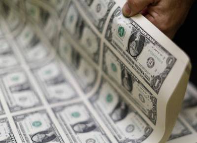 Рубль подрастает к доллару из-за надежд на новые американские стимулы