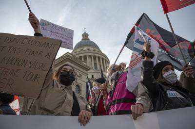 Протесты студентов во Франции: они требуют вернуться к очному обучению – фото