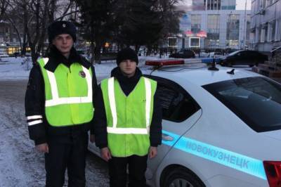 В Кузбассе инспекторы ГИБДД спасли человека и потушили пожар