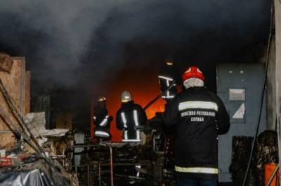 ЧП на Тернопольщине: пожарные тушат военный склад