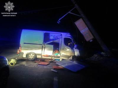 Во Львове водитель повалил электроопору и сбежал, оставив свое авто: его разыскивает полиция