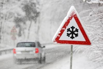 Пешеходов и водителей Тверской области просят быть внимательнее во время осадков